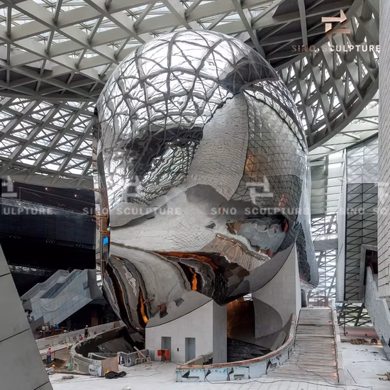 Escultura de acero inoxidable pulido con espejo en forma de nube diseñada por Coop Himmelblau